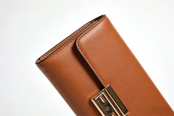 What Makes Wristlet Purses a Profitable B2B Sourcing Opportunity? Key Features, Trends & Supplier Selection | Junhao Handbag | Leather Handbag OEM/ODM Manufacturer Wristlet Purses B2B Sourcing Guide